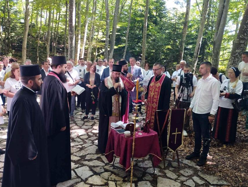 ГОСПИЋ, 29. ЈУНА /СРНА/ - На Велебиту код Шаранове јаме данас је служен парастос јадовничким жртвама поводом Дана сјећања на Јадовно 1941. године када је у том комплексу логора за вријеме Независне Државе Хрватске /НДХ/ на најсвирепији начин убијено више од 40.000 углавном Срба и Јевреја.