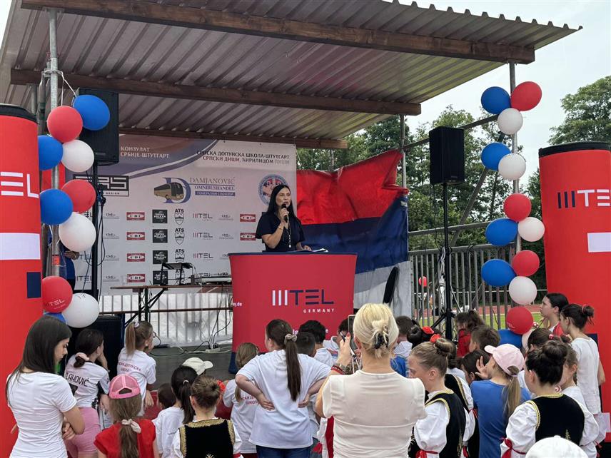 ШТУТГАРТ, 29. ЈУНА /СРНА/ - Генерални конзул БиХ у Штутгарту Вера Сајић присуствовала је данас у Хајлброну поред Штутгарта отварању Видовданских дјечијих спортских игра, на којима учествује приближно хиљаду малишана, ученика српских допунских школа у покрајини Баден Виртемберг.