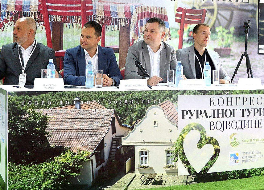 TРЕБИЊЕ, 2. ЈУНА /СРНА/ - Представници града Tребиња и Аграрног фонда разговарали су о развоју руралног туризма у Републици Српској на конгресу на Фрушкој Гори, посебан фокус стављен је на промоцију тих дестинација и производа како би се привукло више туриста, а као примјер је наведена Херцеговачка кућа.