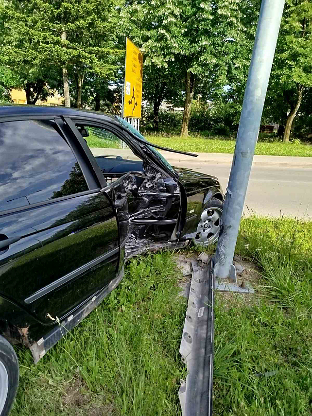 БАЊАЛУКА, 2. ЈУНА /СРНА/ - Аутомобил "бе-ем-ве" ударио је данас у стуб код кружног тока на Ребровцу у Бањалуци, а из полиције наводе да је у саобраћајној незгоди наступила материјална штета.