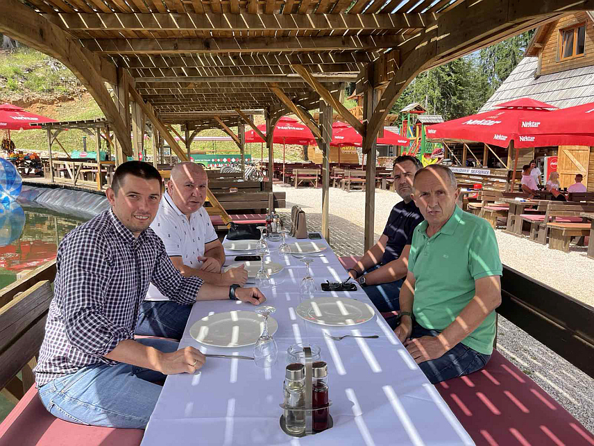 БАЊАЛУКА, 30. ЈУНА /СРНА/ - Министар трговине и туризма Републике Српске Денис Шулић и директор Туристичке организације Републике Српске Костадин Васић посјетили су данас Ски-центар "Равна планина" и потврдили подршку даљем развоју ове дестинације.