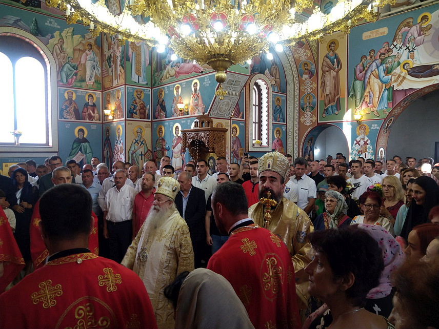 ИСТОЧНО САРАЈЕВО, 30. ЈУНА /СРНА/ - Његово високопреосвештенство митрополит дабробосански Хризостом освештао је данас Храм Светог Варнаве Исповједника на Врањешу у Источном Новом Сарајеву.Свету архијерејску литургију заједно са митрополитом Хризостомом служио је епископ будимљанско-никшићки Методије.
