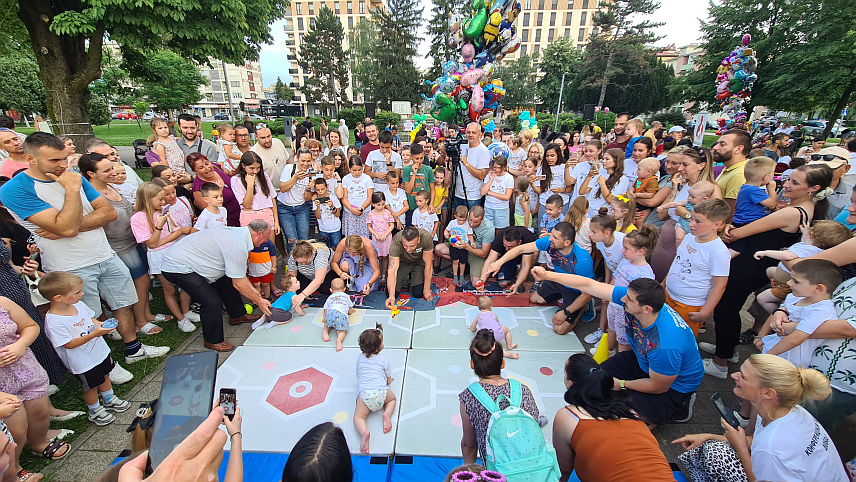 ДОБОЈ, 30. ЈУНА /СРНА/ - Конференција беба у Добоју окупила је вечерас више од 80 малишана.