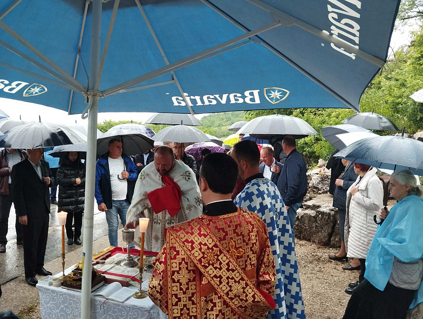 БИЛЕЋА, 3. ЈУНА /СРНА/ - Корићка јама код Билеће , обиљежавањe 83 године од страдања више од 130 Срба корићког краја и околних села које су усташе у Другом свјетском рату прво мучиле, а онда бациле у ову јаму.