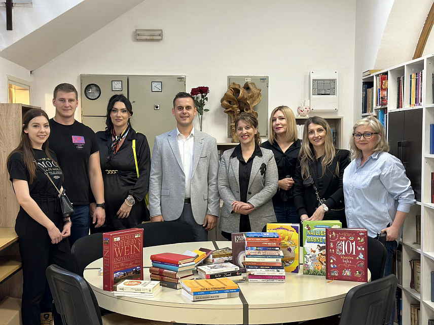 TРЕБИЊЕ, 3. ЈУНА /СРНА/ - Чланови Актива младих Градског одбора Народне партије Српске Tребиње посјетили су данас и поклонили Народној библиотеци у Tребињу одређен број наслова из разних области књижевности, укључујући белетристику, дјечију књижевност и стручну литературу.