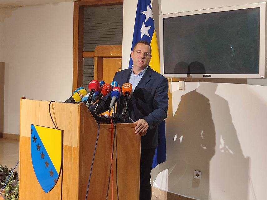 САРАЈЕВО, 3. ЈУНА /СРНА/ - Делегат Клуба српског народа у Дому народа Парламентарне скупштине БиХ Радован Ковачевић на конференцији за новинаре у Сарајеву.