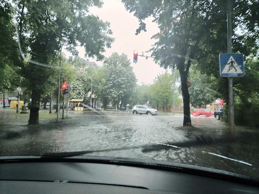 БАЊАЛУКА, 3. ЈУНА /СРНА/ - Бањалуку је данас захватило невријеме праћено кишом и ледом.