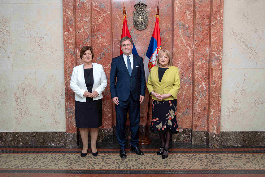 БЕОГРАД, 3. ЈУНА /СРНА/ - Министри културе и просвете Србије Никола Селаковић и Славица Ђукић Дејановић и министар просвјете и културе Републике Српске Жељка Стојичић договорили су у Београду реализацију заједничких активности у области културе и образовања.