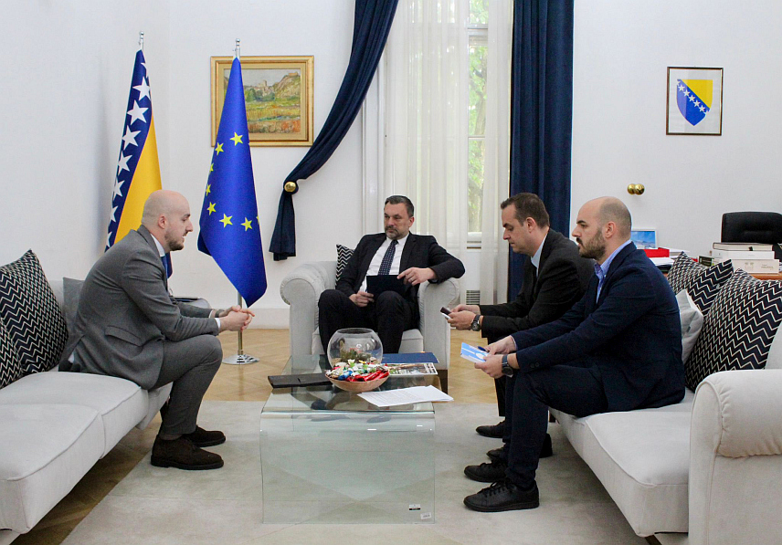САРАЈЕВО, 3. ЈУНА /СРНА/ - Представник Међународне финансијске корпорације /ИФЦ/ за БиХ и Црну Гору Армин Риџаловић на састанку са министром иностраних послова у Савјету министара Елмедином Конаковићем.