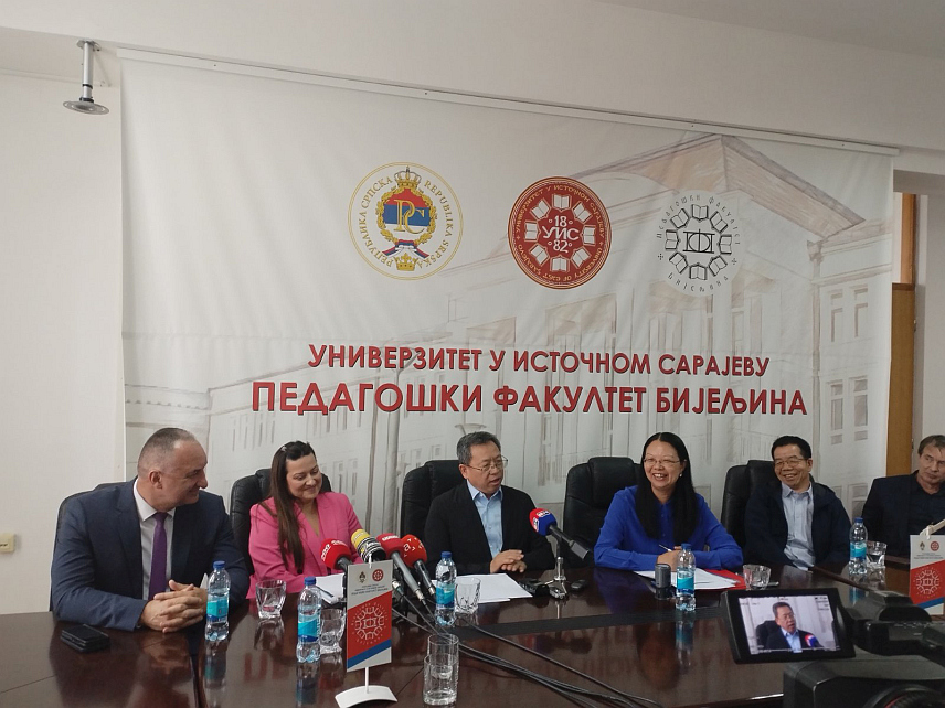БИЈЕЉИНА, 3. ЈУНА /СРНА/ - Представници Педагошког факултета у Бијељини и Педагошког факултета из Пекинга потписали су данас споразум о сарадњи који отвара могућност покретања центра за роботику и вјештачку интелигенцију на овом факултету који је дио Универзитета у Источном Сарајеву.	
