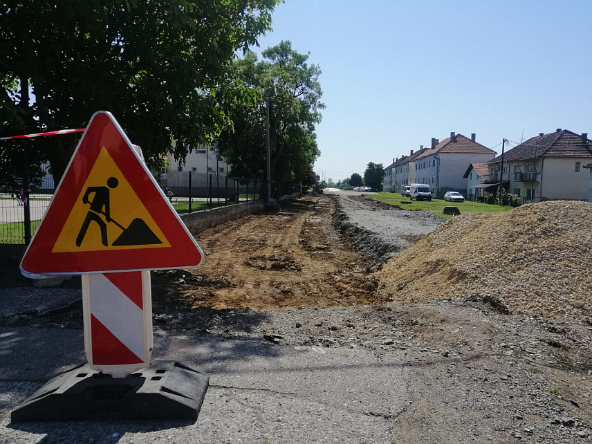 ШАМАЦ, 3. ЈУНА /СРНА/ - У Шамцу су почело уређење Улице Доситеја Обрадовића поред Основне школе, а укупна вриједност радова износи 380.000 КМ.