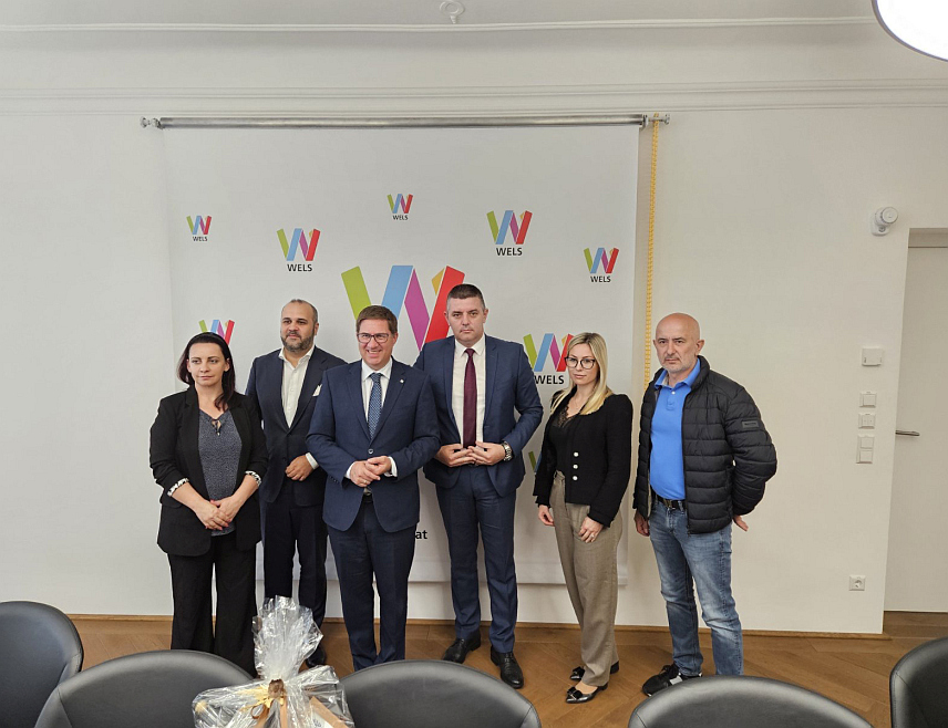 МРКОЊИЋ ГРАД, 3. ЈУНА /СРНА/- Начелник Мркоњић Града Драган Вођевић договорио је данас са градоначелником Велса у Аустрији Андреасом Раблом сарадњу у области туризма и културе, здравства те у области пољопривредне.