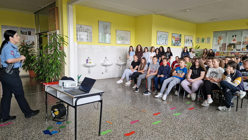 ПРИЈЕДОР, 3. ЈУНА /СРНА/ - Припадници Полицијске управе Приједор данас су, у оквиру кампање Министарства унутрашњих послова Републике Српске "Оружје не штити, оружје убија", одржали предавање ученицима Основне школе "Десанка Максимовић" у Приједору о опасностима нестручне употребе ватреног оружја.