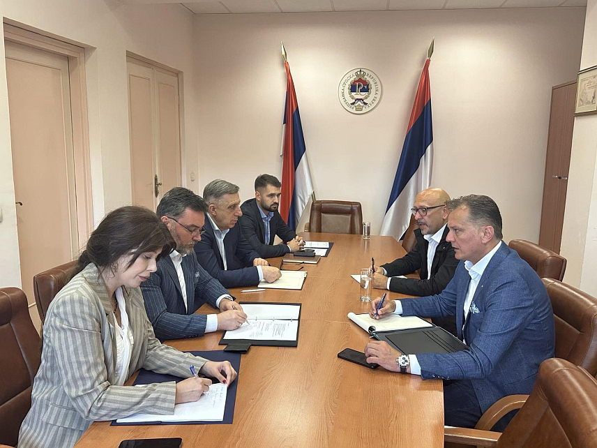 БЕОГРАД, 3.ЈУНА /СРНА/ - Састанак у Београду вршиоца дужности директора ИРБ-а Дражена Врховца са министром спољне трговине и економских односа у Савјету министара Сташом Кошарцем и експертом Зеленог климатског фонда за управљање пројектима Гораном Јањићем.