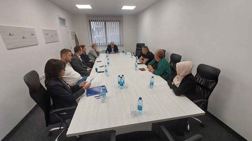 БРАТУНАЦ, 3. ЈУНА /СРНА/ - Начелник општине Братунац Лазар Продановић потписао је данас уговоре са представницима осам невладиних организација и удружења за чије је пројекте општина Братунац одобрила подстицајна средства.