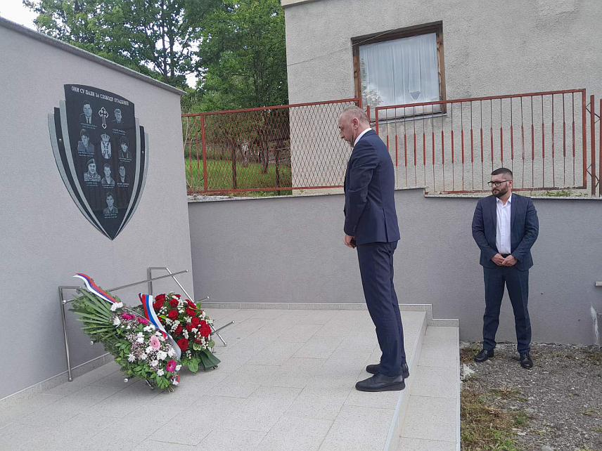 РИБНИК, 4. ЈУНА /СРНА/ - У рибничкој Цркви Рођења Пресвете Богородице у току је Света литургија, након које ће услиједити помен погинулим српским борцима овог краја у оквиру обиљежавања Дана 17. лаке пјешадијске бригаде и осталих ратних јединица са подручја бивше општине Кључ-Рибник чијих 288 припадника је дало живот за одбрану Републике Српске.