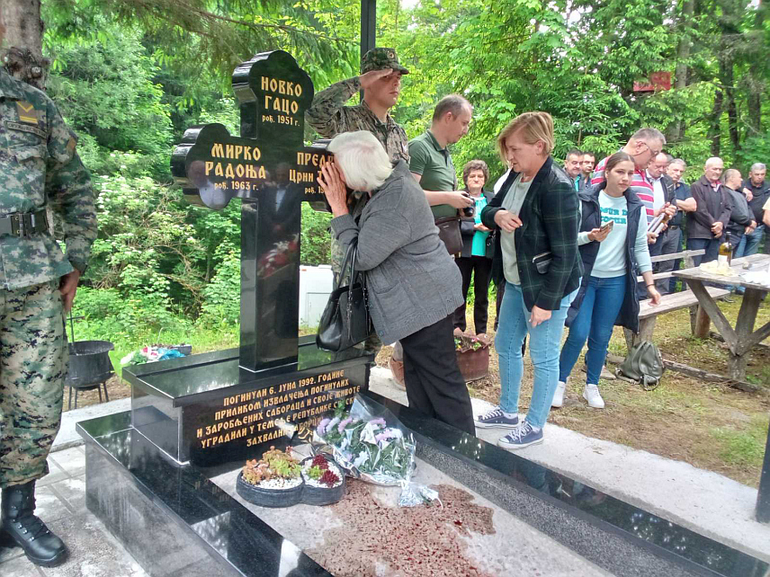 ХАН ПИЈЕСАК, 4. ЈУНА /СРНА/ - У Жепи код Хан Пијеска данас је служен парастос, прислужене су свијеће и положени вијенци у знак сјећања на 32 године од погибије 45 српских бораца у Одбрамбено-отаџбинском рату.