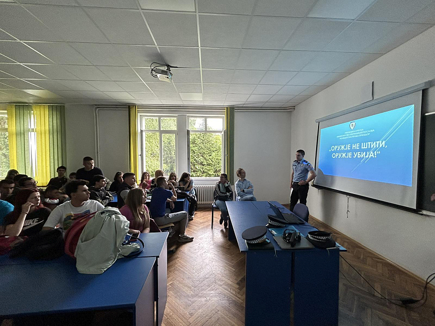 БАЊАЛУКА, 4. ЈУНА /СРНА/ - Припадници Полицијске управе Бањалука Лазарево данас су у оквиру кампање "Оружје не штити, оружје убија" одржали предавање ученицима првих разреда бањалучке Пољопривредне школе о опасностима нестручне употребе ватреног оружја.
