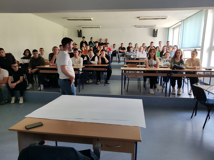 КОТОР ВАРОШ, 4. ЈУНА /СРНА/ - Припадници Полицијске станице Котор Варош одржали су данас предавање ученицима Средњошколског центра "Никола Тесла" о посљедицама нестручне употребе ватреног оружја и минско-експлозивних средстава.