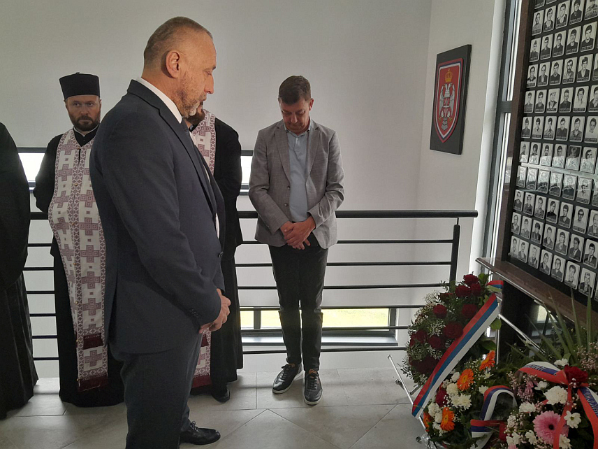 РИБНИК, 4. ЈУНА /СРНА/ - Генерални конзул Србије у Бањалуци Милош Вујић и министар рада и борачко-инвалидске заштите Републике Српске Данијел Егић положили су данас вијенце у спомен-соби у Рибнику гдје се обиљежава Дан 17. лаке пјешадијске бригаде и осталих ратних јединица са подручја бивше општине Кључ-Рибник чијих 288 припадника је дало живот за одбрану Српске.