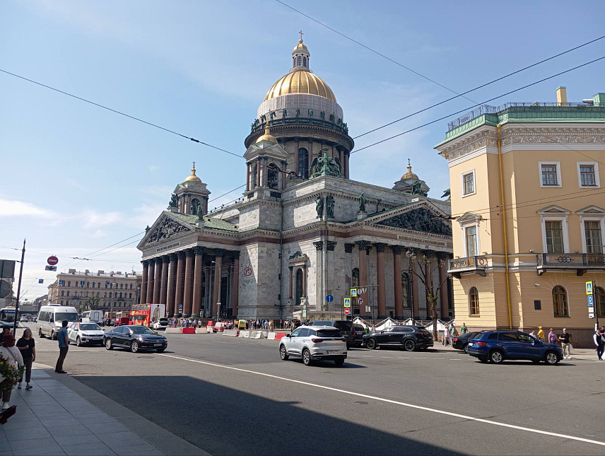 САНКТ ПЕТЕРБУРГ, 4. ЈУНА /СРНА/ - Бројне делегације из више од 130 земаља пристижу у Санкт Петербург гдје ће сутра бити отворен Међународни економски форум.