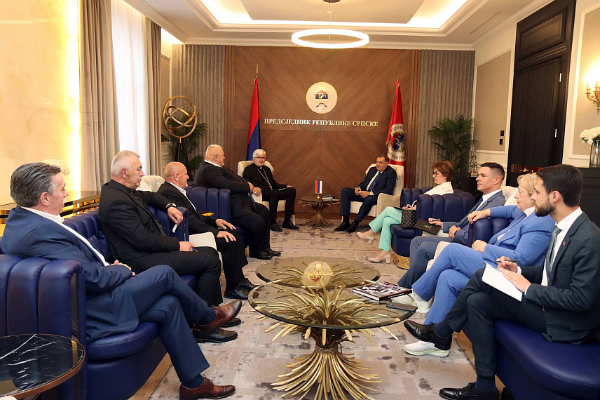 БАЊАЛУКА, 4. ЈУНА /СРНА/ - Предсједник Републике Српске Милорад Додик разговарао је данас са бањолучким бискупом Жељком Мајићем о реализацији пројеката којим би се допринијело побољшању рада Бањалучке бискупије на њеном путу оснаживања вјере и обнове духовног живота у Бањалуци./фото Борислав Здриња/