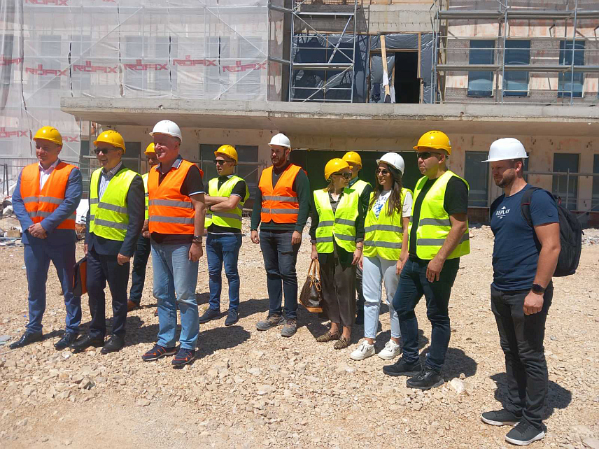 TРЕБИЊЕ, 4. ЈУНА /СРНА/ - Радови на изградњи нове Болнице у Tребињу теку добрим темпом и требало би да тај објекат буде завршен по плану до краја сљедеће године.