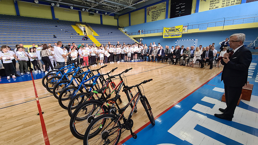 ТЕСЛИЋ, 4. ЈУНА /СРНА/ - На традиционалној саобраћајно-образовној манифестацији "Дјеца у саобраћају" учествовало је 37 екипа са 148 такмичара из основних школа из цијеле Републике Српске, а министар саобраћаја и веза Недељко Чубриловић рекао је, након што је данас најбољима уручио награде, да су овакве манифестације најбољи начин превентивног дјеловања будућих возача и учесника у саобраћају.