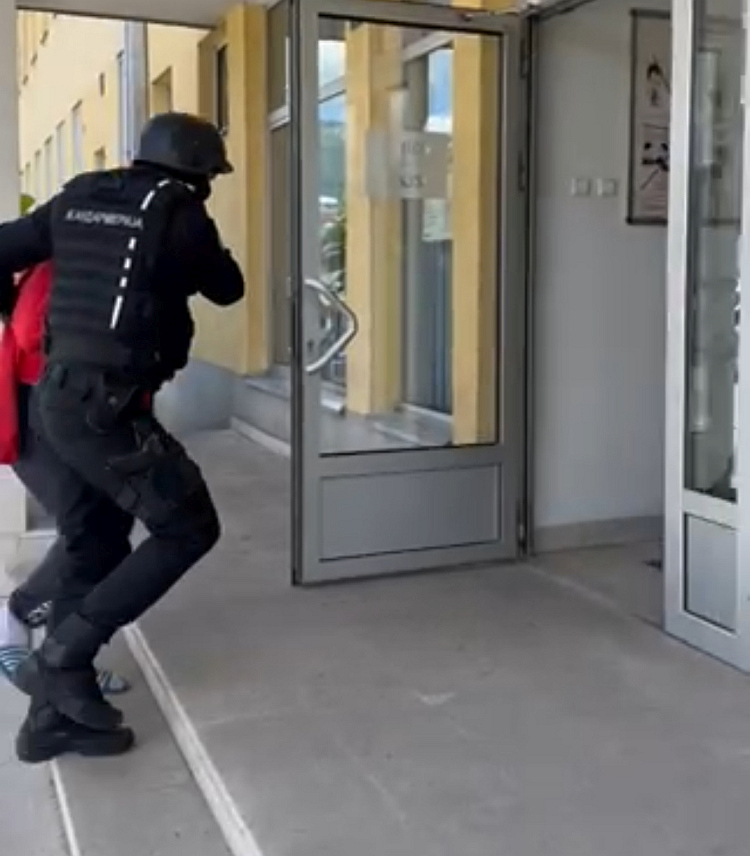 ИСТОЧНО САРАЈЕВО, 4. ЈУНА /СРНА/ - Мушкарац чији су иницијали Д.П. из Источног Новог Сарајева који је ухапшен због покушаја убиства предат је данас у Окружно јавно тужилаштво у Источном Сарајеву.