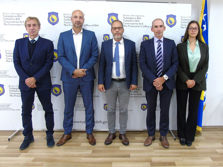 САРАЈЕВО, 4. ЈУНА /СРНА/ - Представници Тужилаштва БиХ упознали су делегацију из Француске да је ова правосудна институција у протеклих неколико година подигла оптужнице против више десетина лица осумњичених за кривично дјело неовлаштени промет дрога, међу којима је већи број предмета који су се односили на међународно кријумчарење наркотика у великим количинама.