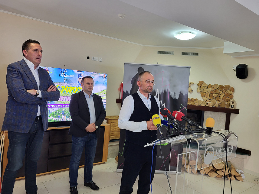 ЈАХОРИНА, 4. ЈУНА /СРНА/ - Руководство Олимпијског центра "Јахорина" и градоначелник Источног Сарајева Љубиша Ћосић на конференцији за новинаре.