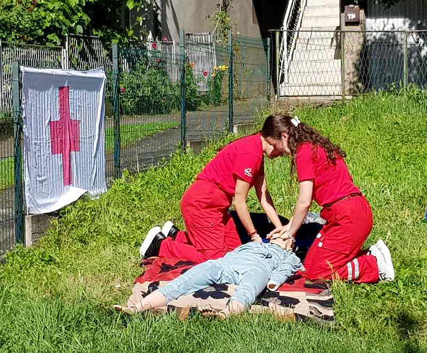 ЗВОРНИК, 4. ЈУНА /СРНА/ - У зворничком Средњошколском центру "Петар Кочић" представници Професионалне ватрогасно-спасилачке јединице одржали су данас показне вјежбе евакуације у случају пожара и земљотреса у којима је учествовало око 400 ученика, радника и професора.