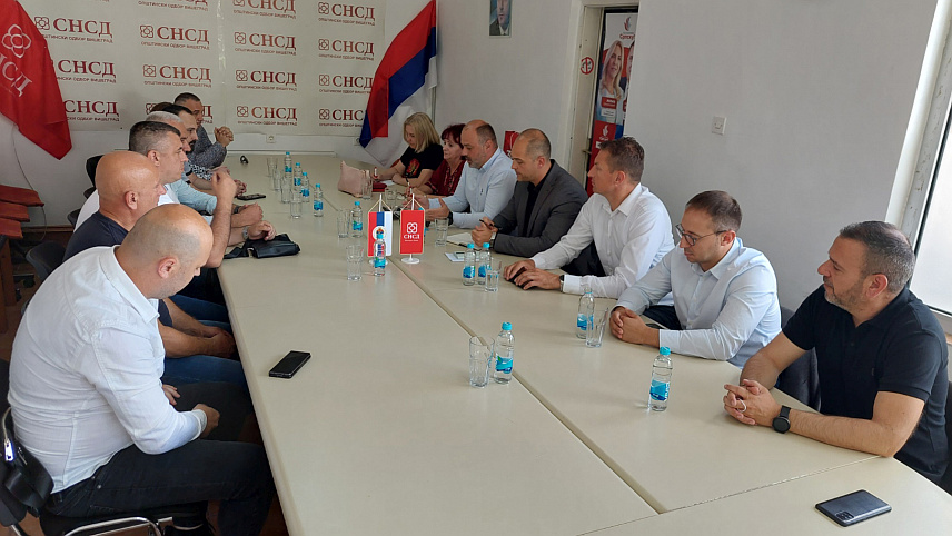 ВИШЕГРАД, 4. ЈУНА /СРНА/ - Осам политичких партија у Вишеграду даће подршку кандидату СНСД-а за начелника општине Младену Ђуревићу, а на данашњем састанку усаглашене су активности за наредни период.