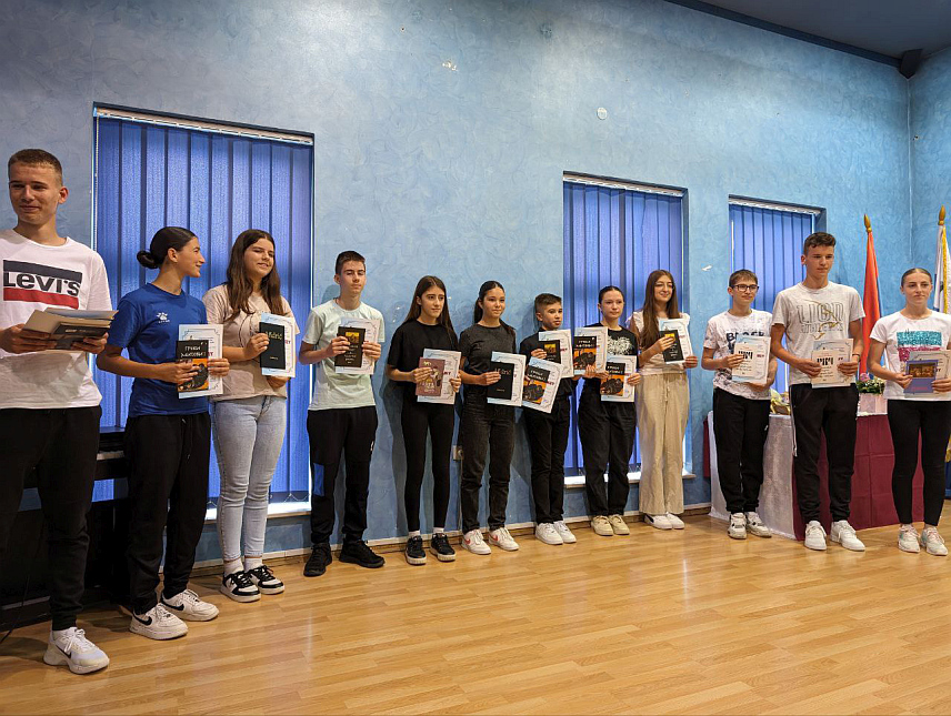 УГЉЕВИК, 4, ЈУНА /СРНА/ - Предузеће Рудник и Термоелектрана /РиТЕ/ "Угљевик" наставило је традицију и наградило данас најбоље ученике Основне школе "Вук Караџић" из Забрђа.