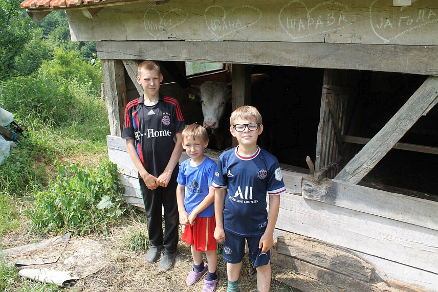 БИЈЕЉИНА, 4. ЈУНА /СРНА/ - Хуманитарна организација "Срби за Србе" окупила је у Бијељини 150 учесника донаторске вечери за адаптацију куће породици Јовић из села Јабланица код Лопара која има четворо дјеце.