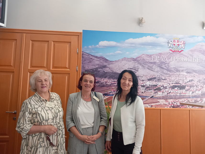 ТРЕБИЊЕ, 5. ЈУНА /СРНА/ - Убавка Дакић и Вишња Балић мајке дјеце са потешкоћама у развоју из требињског Удружења родитеља, дјеце и омладине са потешкоћама "Сунце нам је заједничко".