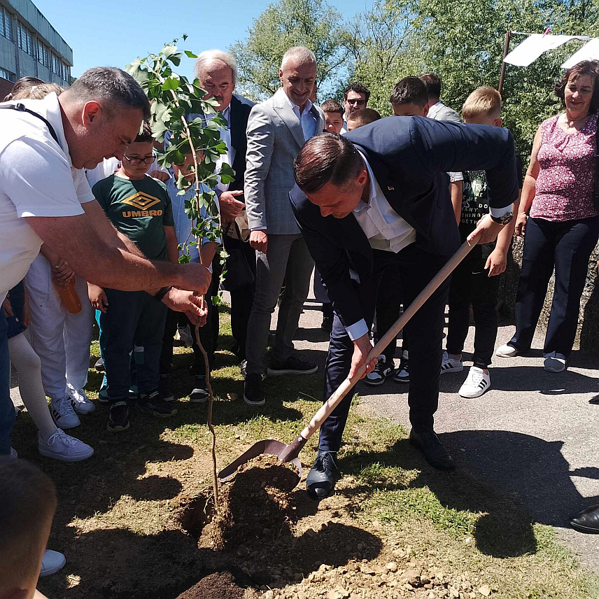 НОВИ ГРАД, 5. ЈУНА /СРНА/ - Министар за просторно уређење, грађевинарство и екологију Републике Српске Бојан Випотник данас у Новом Граду је симболично посадио саднице гинко билобе поводом Свјетског дана заштите животне средине.