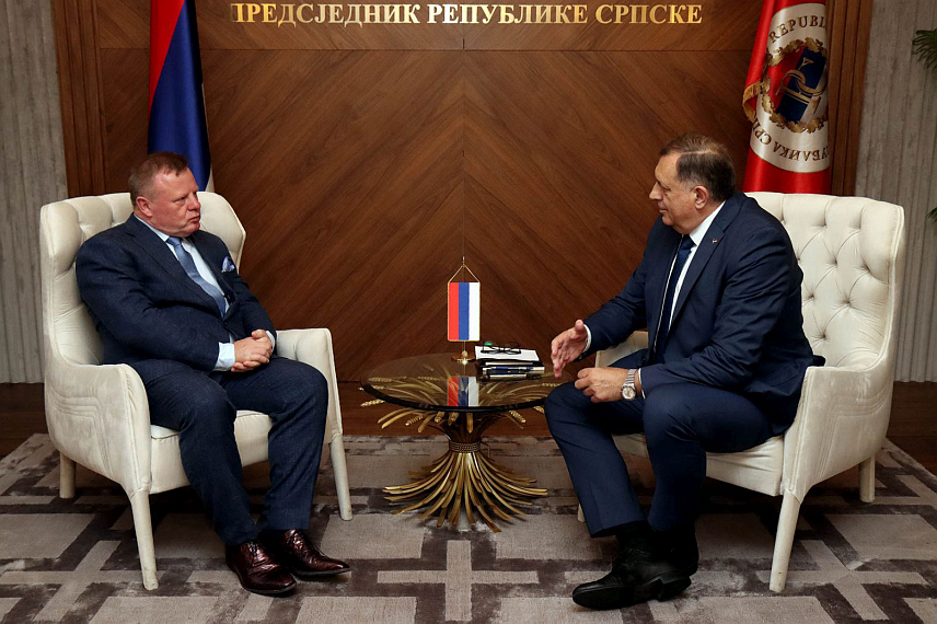 БАЊАЛУКА, 5. ЈУНА /СРНА/ - Предсједник Републике Српске Милорад Додик разговарао је данас са представницима привредног друштва СХП "Целекс" из Бањалуке, које је предводио власник Милан Фило, и изразио спремност за подршку у њиховом раду./фото Борислав Здриња/