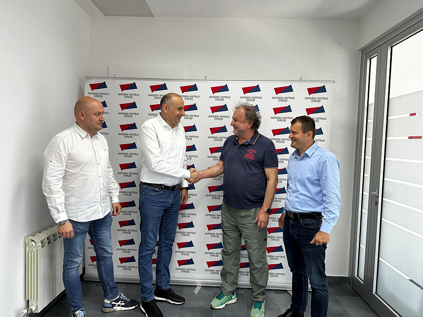 КОЗАРСКА ДУБИЦА, 5. ЈУНА /СРНА/ - Народној партији Српске /НПС/ данас је приступио одборник Социјалистичке партије /СП/ Жељко Зец, који је напустио чланство у тој странци.