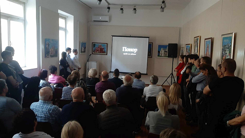 ФОЧА, 5. ЈУНА /СРНА/ - Краљеви војници из Србије, мучки и на превару убијени од партизана у мају 1945. године и бачени у јаме код Миљевине, заслужују право на сјећање и истину, поручили су ученици и професори фочанског Средњошколског центра у свом документарном филму "Понор - право на сјећање".