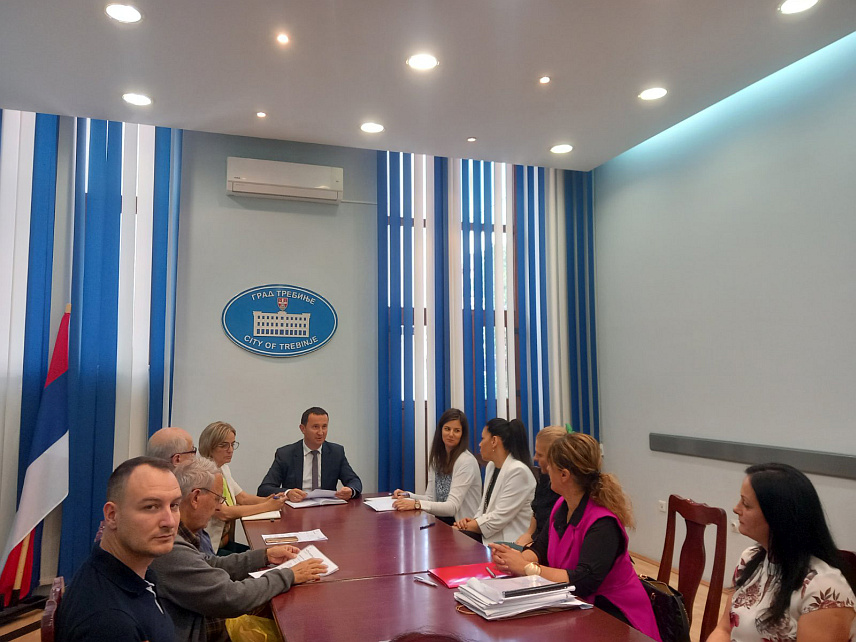 TРЕБИЊЕ, 5. ЈУНА /СРНА/ - У Градској управи Tребиње данас су потписани уговори са корисницима средстава по јавном конкурсу за избор дјела из области издаваштва за ову годину, за шта је издвојено око 15.000 КМ.