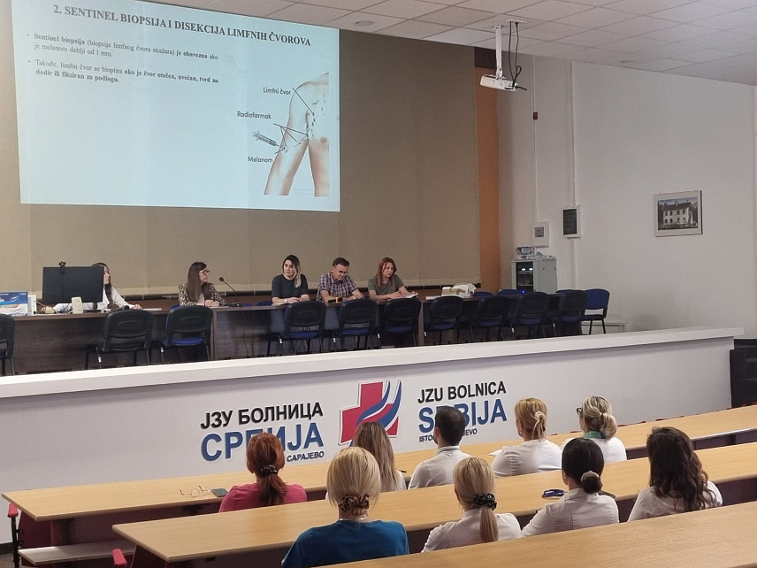 ИСТОЧНО САРАЈЕВО, 5. ЈУНА /СРНА/ -Удружењe пацијената обољелих од меланома Републике Српске "Ми смо са вама" организоваало данас акцију подјеле едукативног материјала у Источном Новом Сарајеву с циљем информисања грађана о превенцији, да подигну ниво знања и свијести становништва о меланому као јако тешкој врсти карцинома, једној од најагресивнијих.