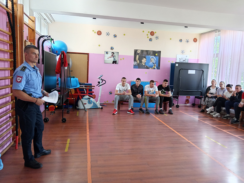 СОКОЛАЦ, 5. ЈУНА /СРНА/ - Полицијски службеници Полицијске станице Соколац данас су одржали предавање ученицима трећег разреда Средњошколског центра "Василије Острошки" и ученицима осмог разреда Основне школе "Соколац" о опасностима од неадекватног и нестручног руковања оружјем и минско-експлозивним средствима.