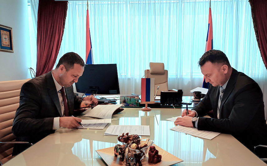 БАЊАЛУКА, 5. ЈУНА /СРНА/ -Директор Пореске управе Републике Српске Горан Маричић и предсједник Нотарске коморе Српске Борислав Радић, потписали су данас у Бањалуци споразум којим је тачно дефинисан међусобни однос и начин приступа нотара подацима Пореске управе, саопштено је из Управе.