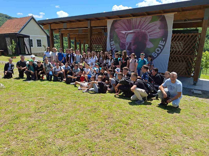 КРУПА НА УНИ, 5. ЈУНА /СРНА/ - Ученици Основне школе "Вук Караџић" из Козарске Дубице посјетили су данас родно мјесто књижевника Бранка Ћопића, Хашане.