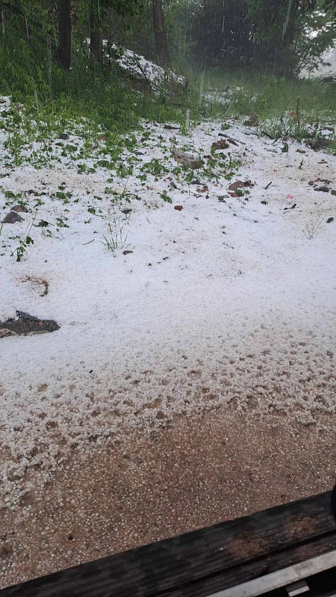 СРЕБРЕНИЦА, 5. ЈУНА /СРНА/ - Снажно невријеме праћено обилним градом захватило је данас дијелове општине Сребреница, причинивши значајну штету пољопривредницима, a највише су страдали малињаци.