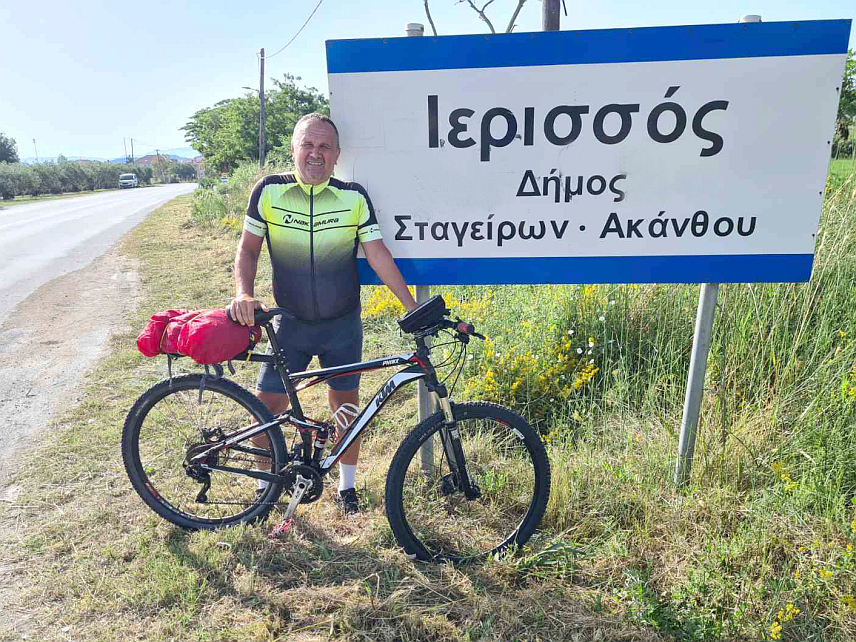 ЗВОРНИК, 5. ЈУНА /СРНА/ - Специјалисти офталмологије у зворничкој Болници Веселин Сандић својим бициклом кренуо је из Зворника до манастира Хиландар на Светој Гори и данас стигао у Јерисос, који се налази на источној обали Халкидикија, на самом почетку трећег прста Атоса, у срцу православља, надомак Свете Горе.