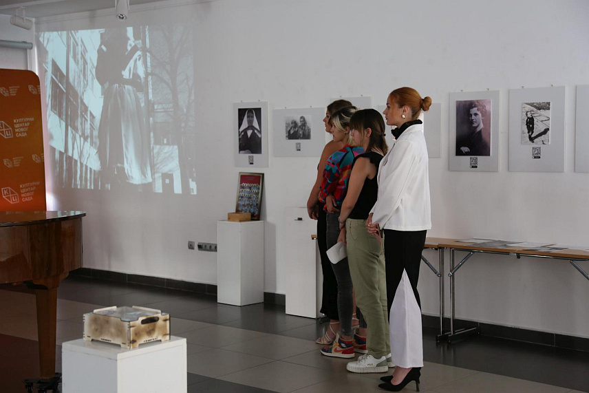 НОВИ САД, 5. ЈУНА /СРНА/ - У Новом Саду отворена је изложба "Јасеновачке сузе" ученика Гимназије и Стручне школе "Светозар Милетић" из Србобрана, у сарадњи, између осталих, са више установа из Републике Српске.