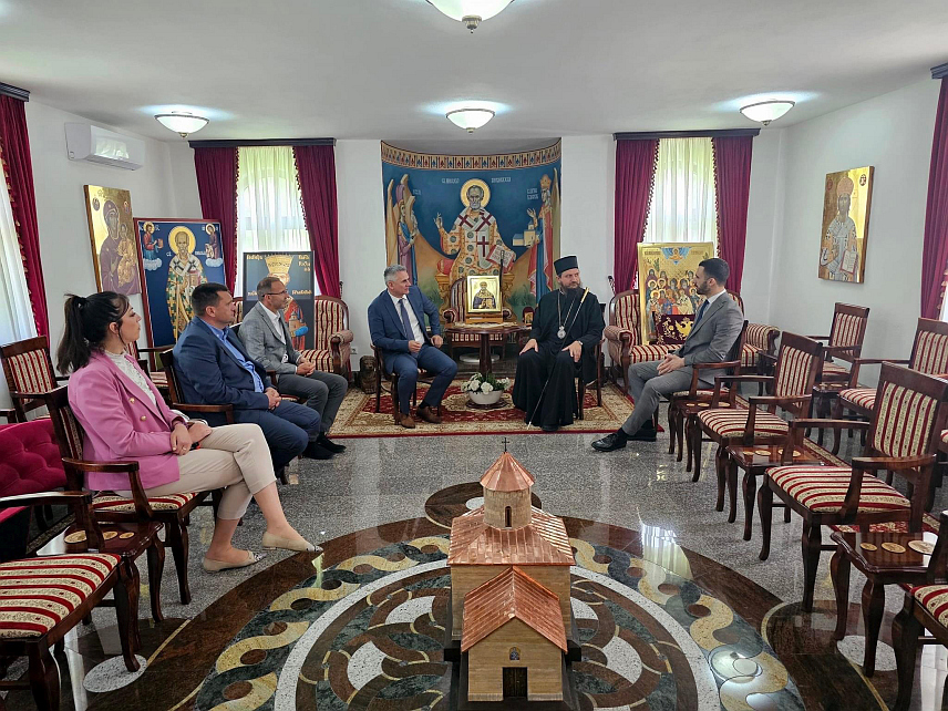 БРЧКО, 5. ЈУНА /СРНА/ - Предсједник Скупштине Брчко дистрикта Синиша Милић са делегацијом Брчко дистрикта посјетили општину Босански Петровац и манастир Рмањ гдје их је примио Његово преосвештенство епископ бихаћко-петровачки Сергије.