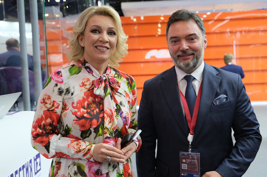 МОСКВА, 6. ЈУНА /СРНА/ - Замјеник предсједавајуће Савјета министара БиХ Сташа Кошарац данас је у разговору са портпаролом руског Министарства спољних послова Маријом Захаровој захвалио Руској Федерацији и предсједнику Владимиру Путину за подршку и помоћ српском народу, те јој уручио значку са заставом Републике Српске.